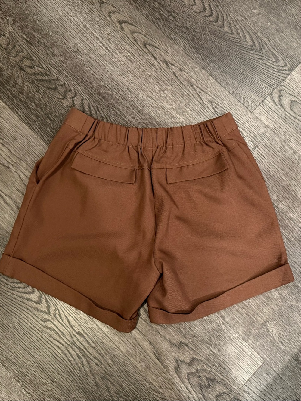 Tailored short in trendy brown color - Picture 2 of 6